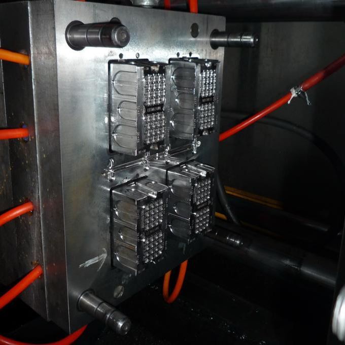 Arbetsmetod för formsprutning av plast